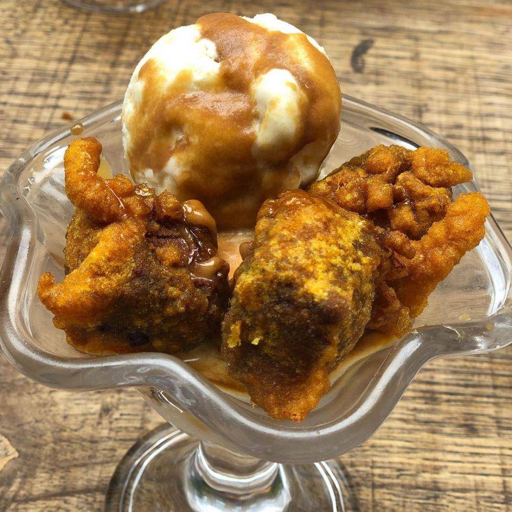 ilustrasi deep-fried Mars bars (instagram.com/suzybrassey)
