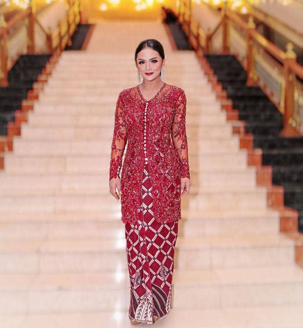 Kebaya Krisdayanti. (instagram.com/krisdayantilemos)