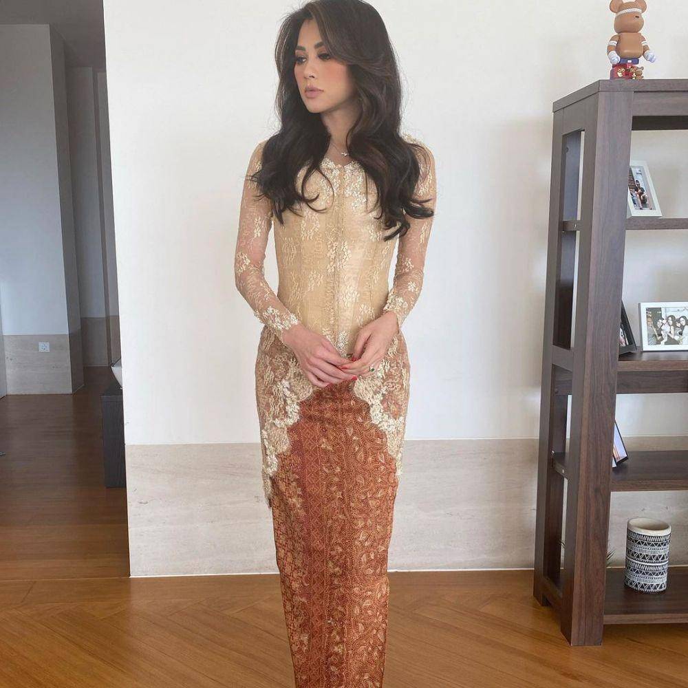 Kebaya brokat berwarna gold. (instagram.com/adindabakrie)