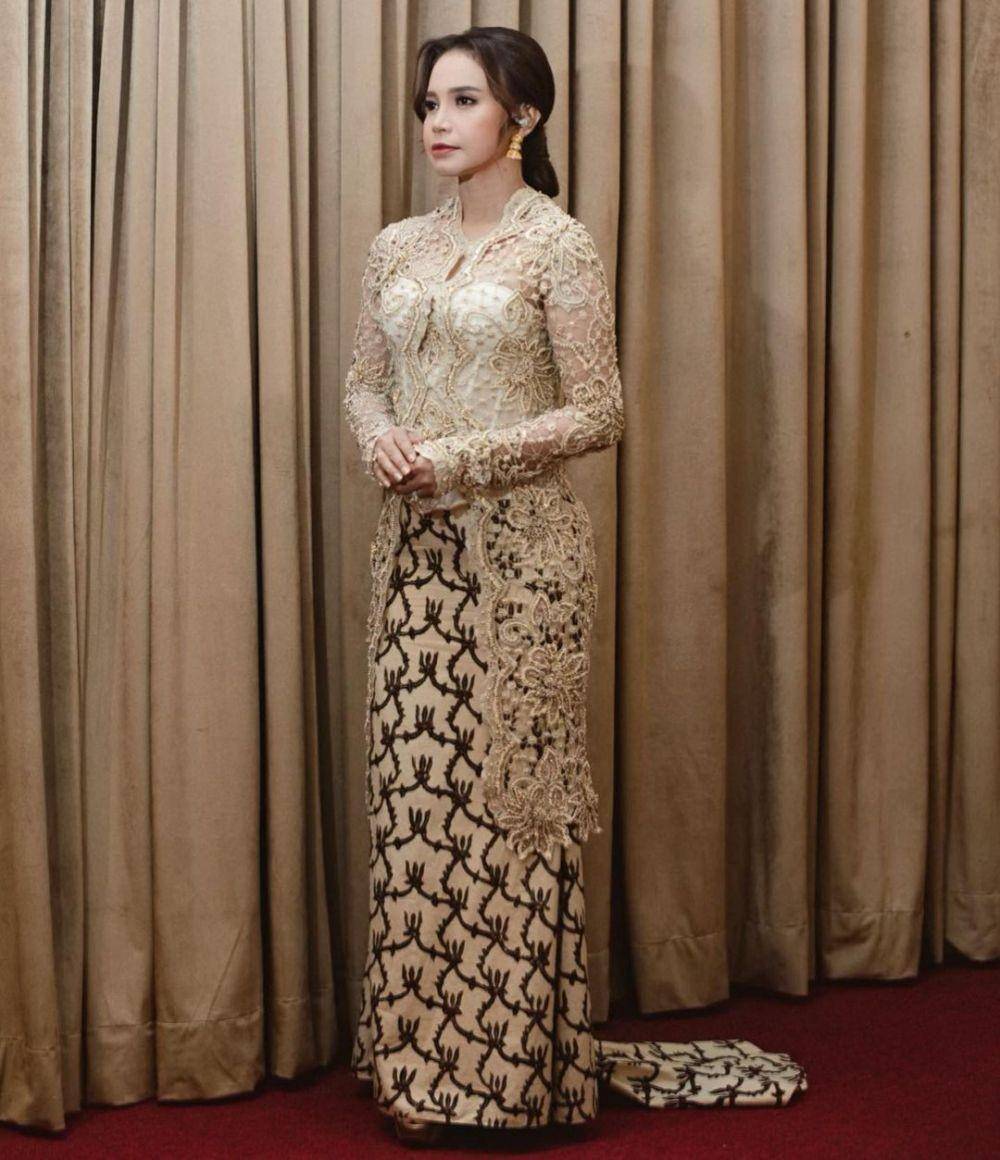 Kebaya brokat berwarna gold. (instagram.com/itsrossa910)