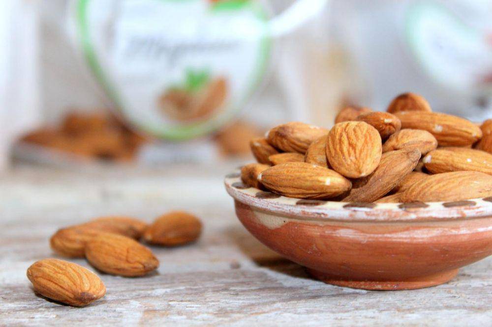 ilustrasi kacang almond (pixabay.com/Oana Durican)