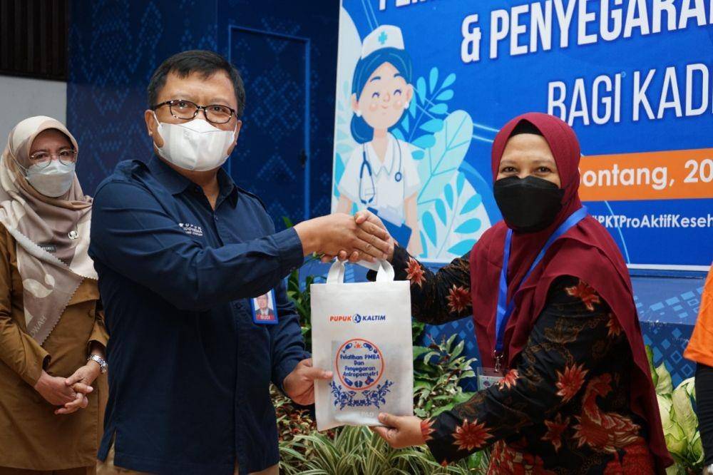 PT Pupuk Kalimantan Timur (PKT) bekerja sama dengan Dinas Kesehatan Kota Bontang melalui Puskesmas Bontang Utara 2 menggelar Pelatihan Pemberian Makan Bayi dan Anak (PMBA) serta Penyegaran Antropometri bagi puluhan kader Posyandu Kelurahan Loktuan dan Gunung Elai Bontang Utara. (Dok. PKT)