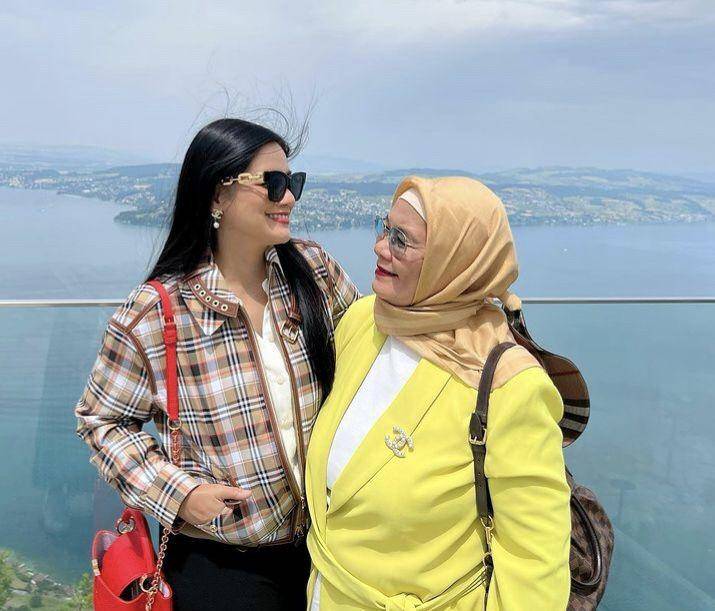 Liburan Titi Kamal dan ibunda (instagram.com/titi_kamall)