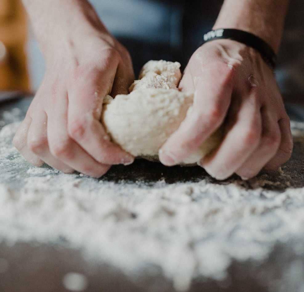 Ilustrasi membentuk pempek (unsplash.com/@jeremyyappy)