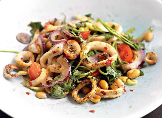 ilustrasi salad cumi pedas (eatthis.com)