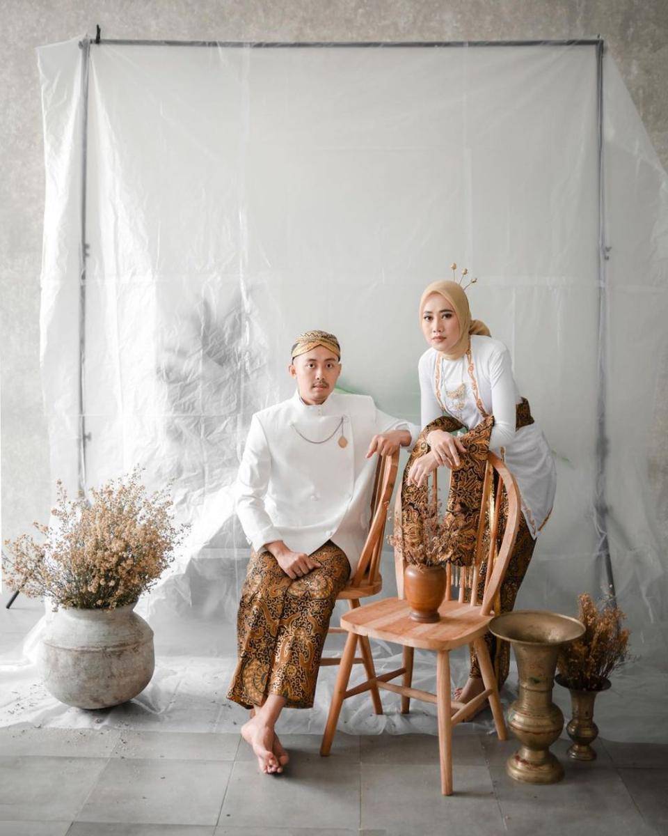 ide foto prewedding di dalam studio (instagram.com/cozyphoto.official)
