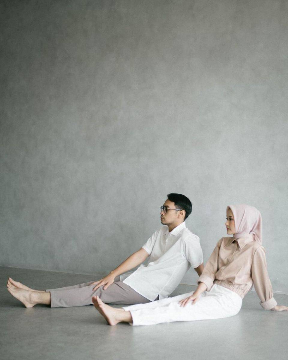 ide foto prewedding di dalam studio (instagram.com/manakalaproject)