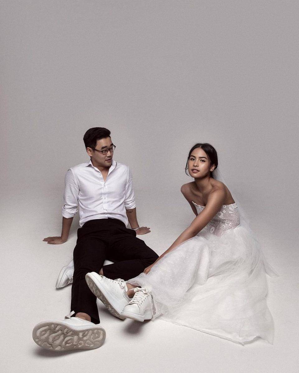 ide foto prewedding di dalam studio (instagram.com/maudyayunda)
