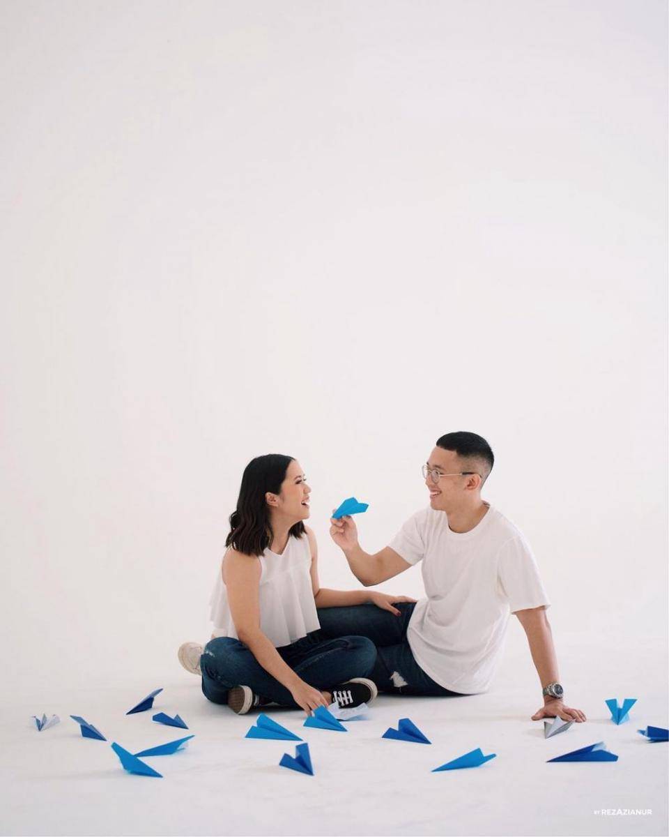 ide foto prewedding di dalam studio (instagram.com/byrezazianur)