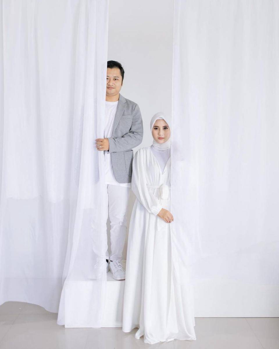 ide foto prewedding di dalam studio (instagram.com/aefpotret)