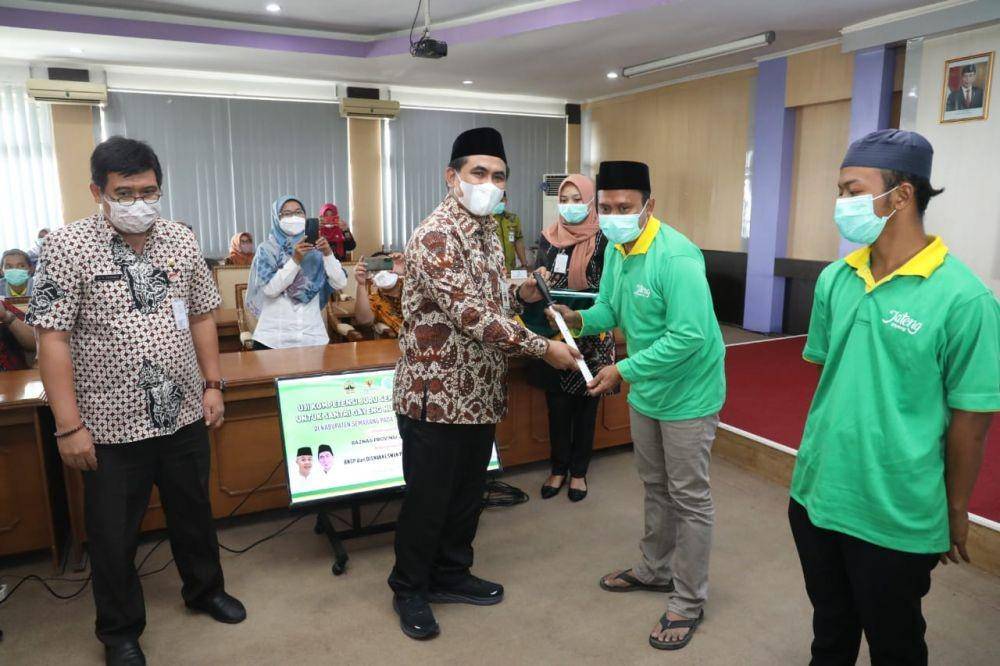 Wagub Jateng Taj Yasin Maimoen saat menyerahkan sertifikat secara simbolis kepada juru sembelih yang ikut uji kompetensi. (Dok Humas Wagub Jateng)
