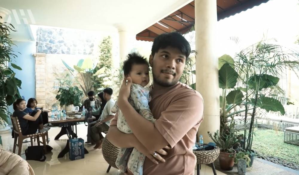 momen Ameena diasuh Thariq dan Fuji di rumah Krisdayanti (youtube.com/attahalilintar)