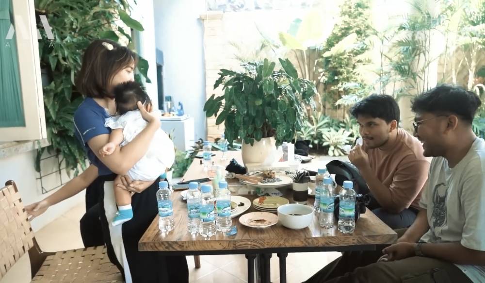 momen Ameena diasuh Thariq dan Fuji di rumah Krisdayanti (youtube.com/attahalilintar)