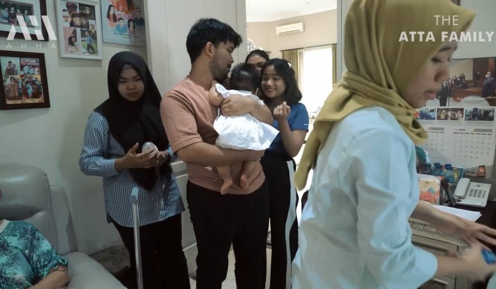 momen Ameena diasuh Thariq dan Fuji di rumah Krisdayanti (youtube.com/attahalilintar)