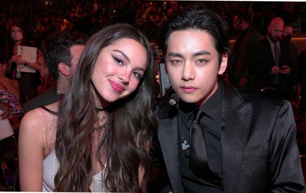 interaksi V BTS bersama Olivia Rodrigo dalam ajang penghargaan Grammy 2022 (twitter.com/WORLDMUSICAWARD)