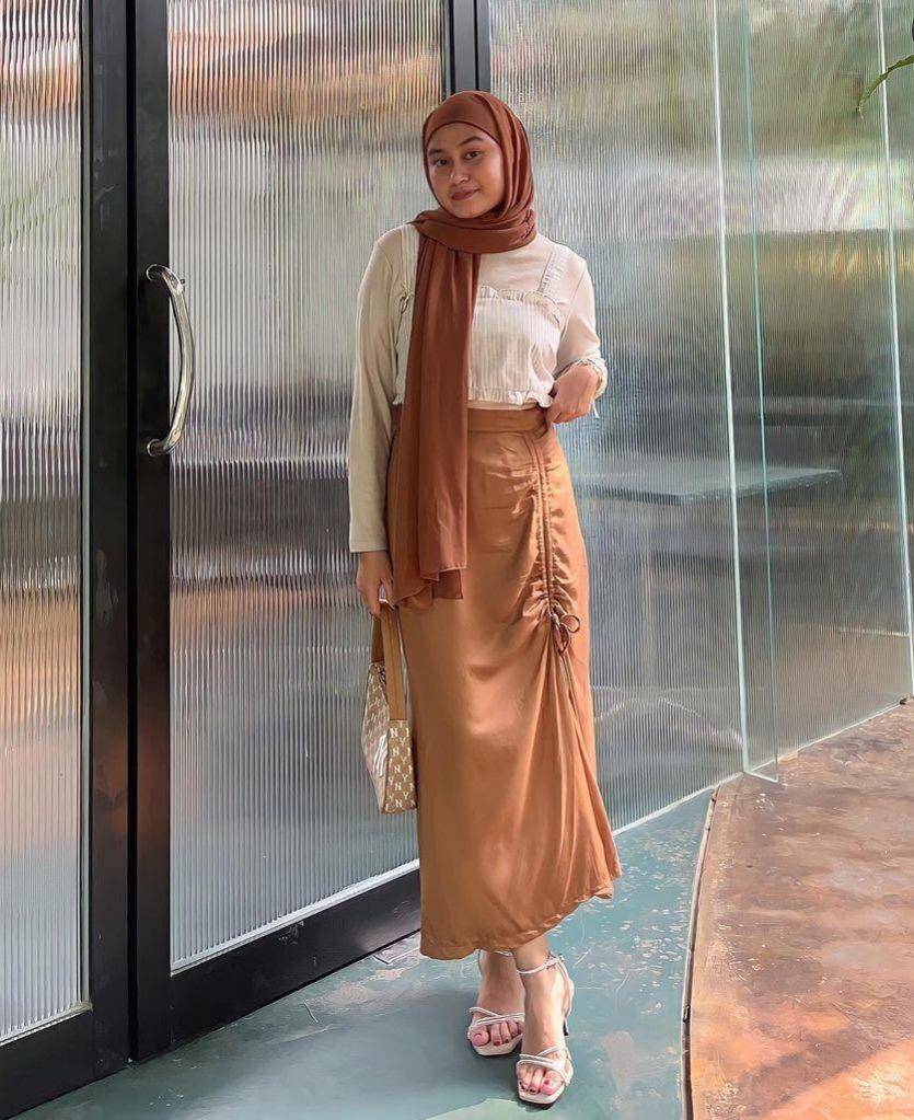 style hijab dengan drawstring skirt (instagram.com/lintangrainaa)