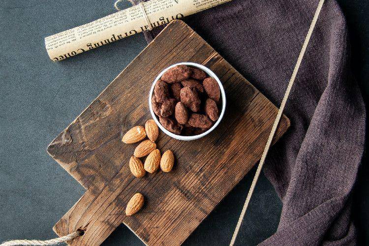 ilustrasi almond bumbu Thailand (unsplash.com/Luna Hu)