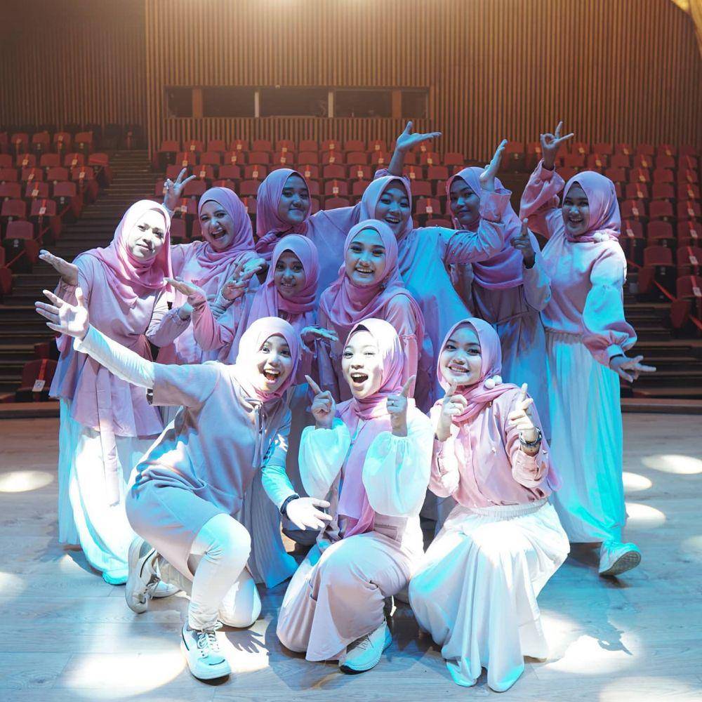 Nazla Zain bersama personel EzzurA (instagram.com/nazla_zain)