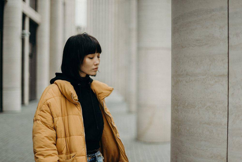 ilustrasi perempuan berjaket oranye (pexels.com/Cottonbro)