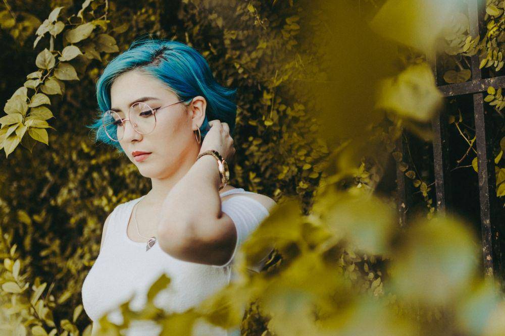 ilustrasi perempuan rambut biru (pexels.com/Davis Sanchez)