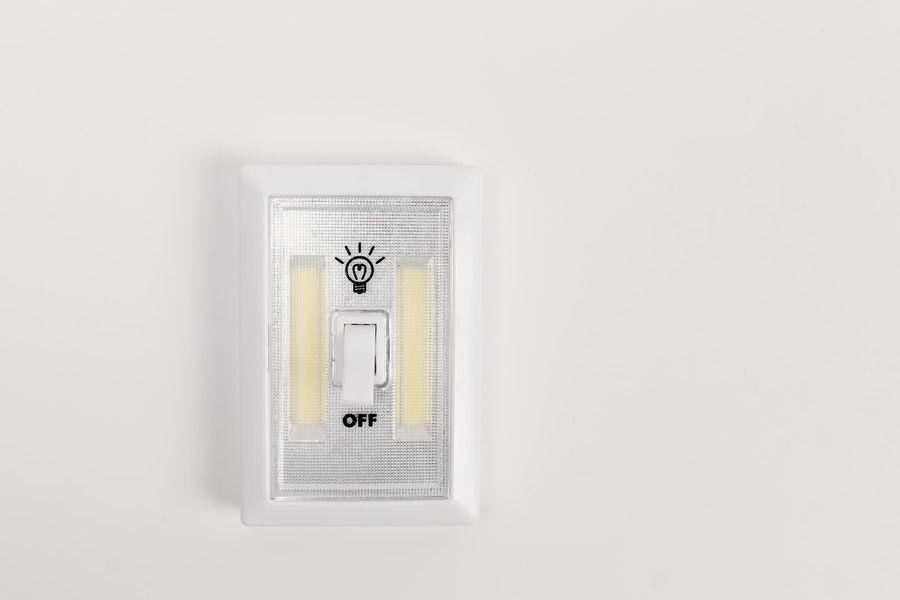 ilustrasi saklar lampu (Pexels.com/Tara Winstead)
