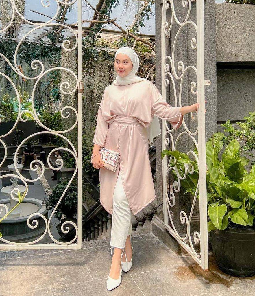 ootd silk hijab (instagram.com/itsbellefirst)