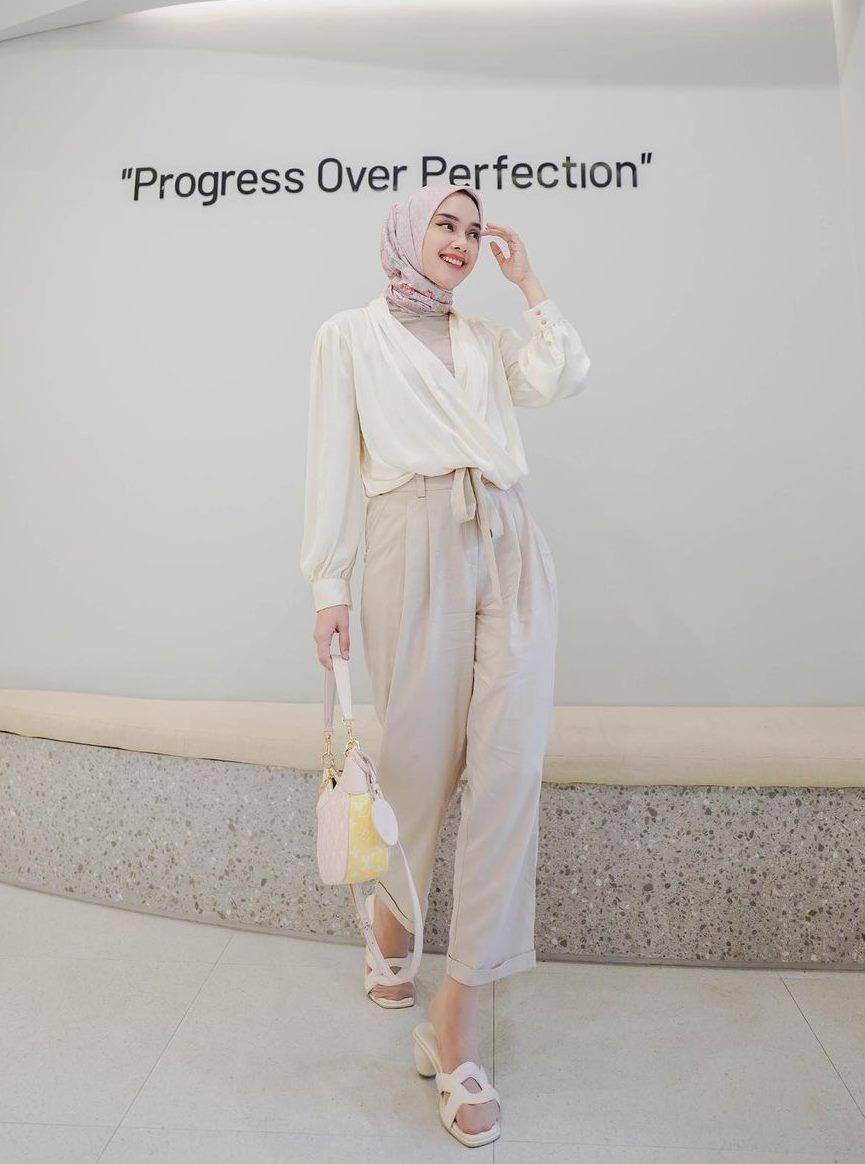 OOTD hijab warna muted (instagram.com/tiqasya)