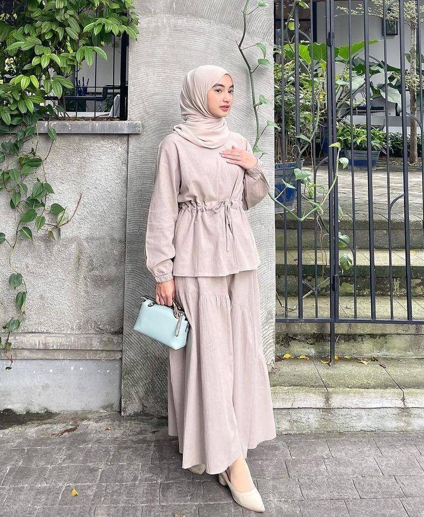OOTD hijab warna muted (instagram.com/trdindaa)
