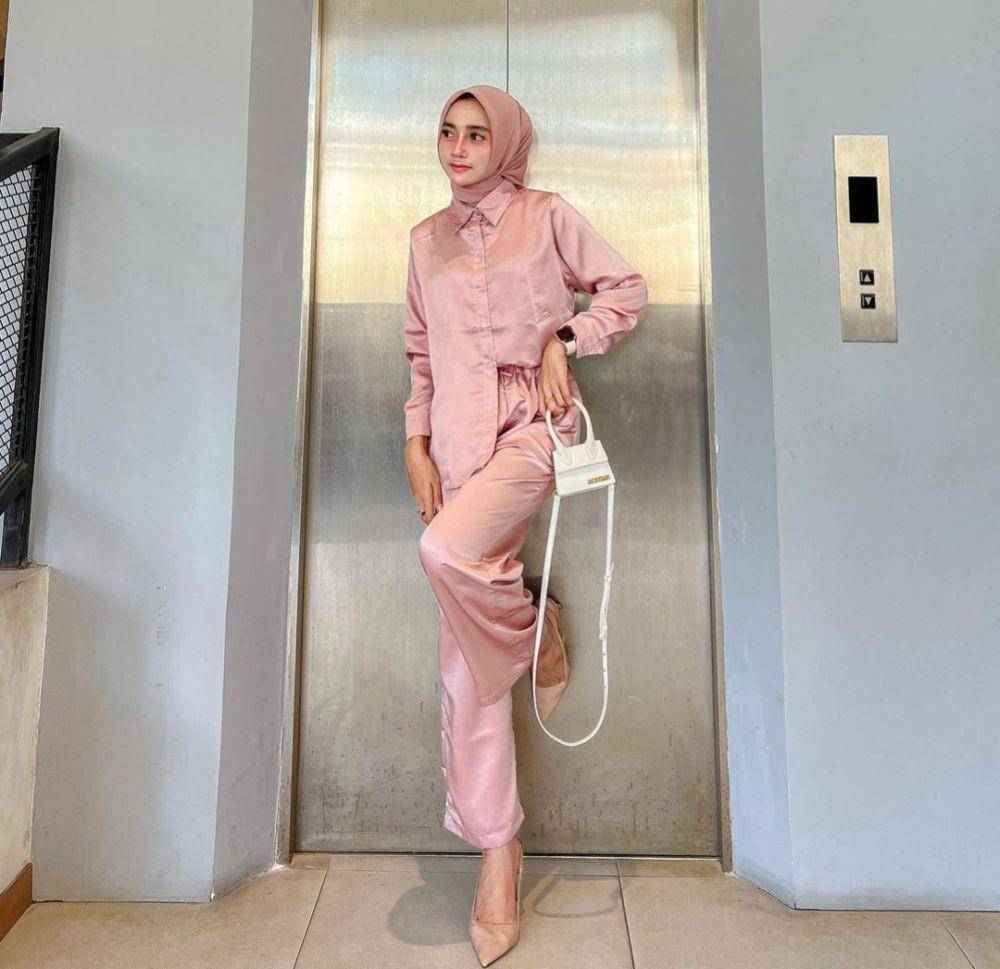 ootd silk hijab (instagram.com/_nbillaa)