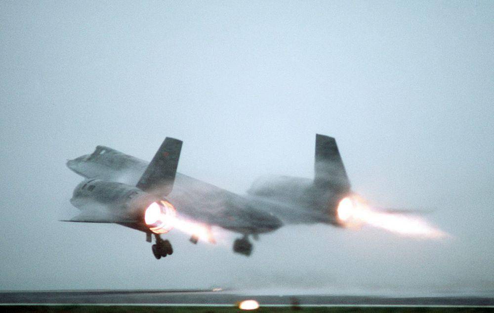 potret SR-71 milik AU AS yang sedang lepas landas dari landasan berkabut (wikimedia.org/Jose Lopez,-USAF)