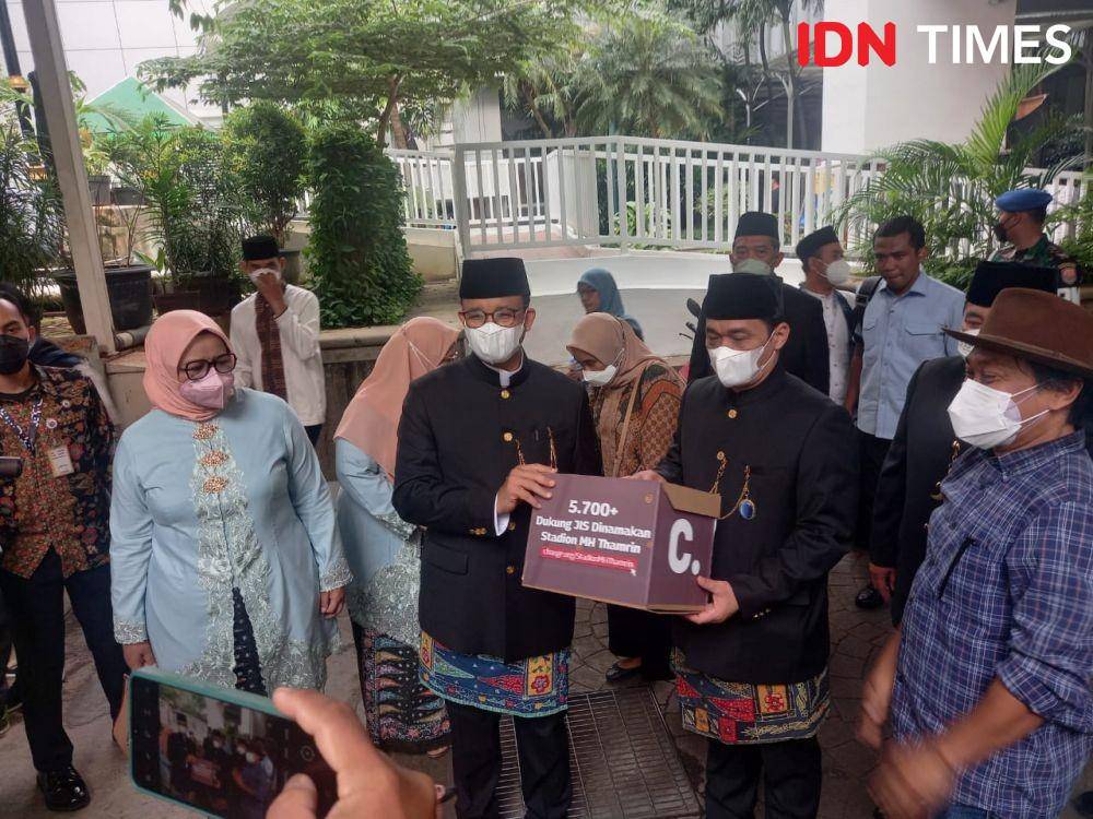 Sejarawan JJ Rizal serahkan petisi perubahan nama JIS jadi Stadion MH Thamrin (IDN Times/Aryodamar)