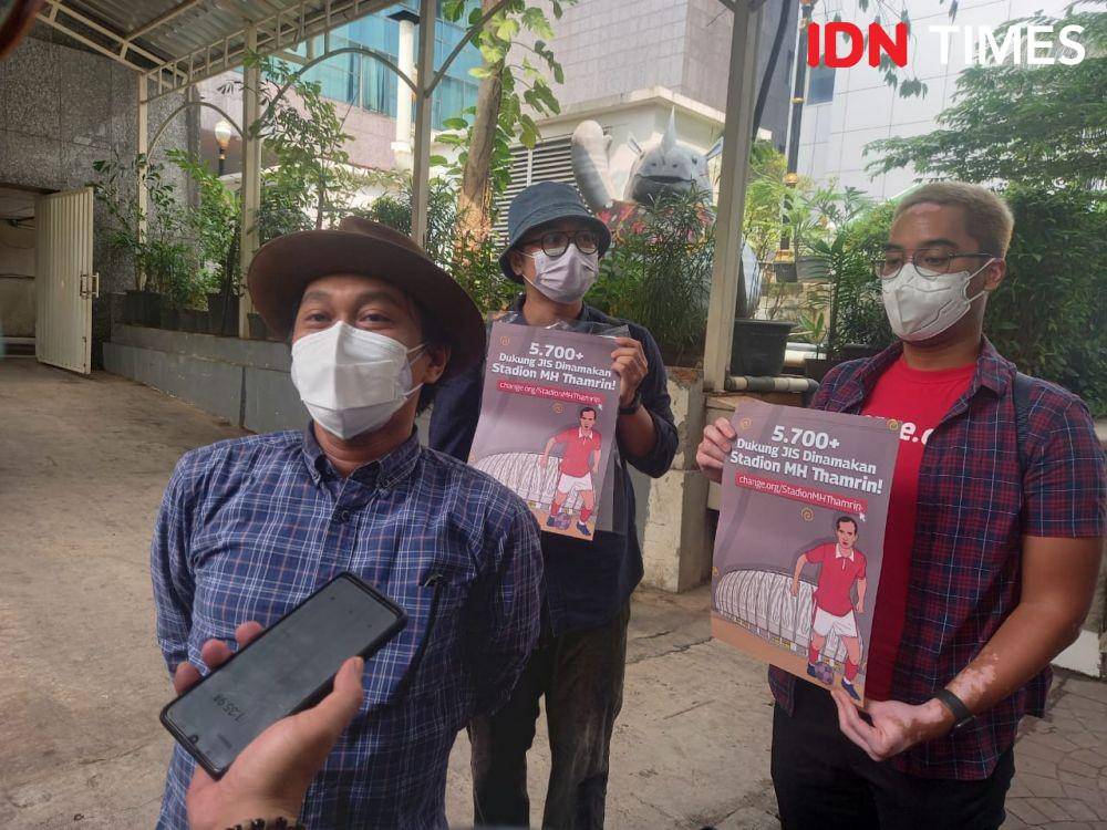 Sejarawan JJ Rizal serahkan petisi perubahan nama JIS jadi Stadion MH Thamrin (IDN Times/Aryodamar)