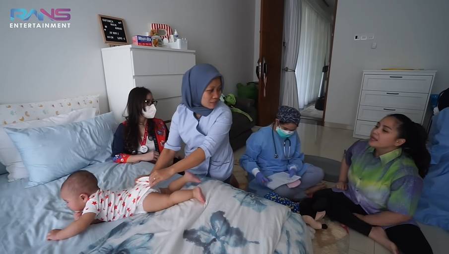 Rayyanza periksa kesehatan (YouTube.com/Rans Entertainment)