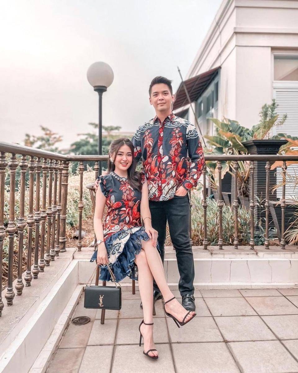 ootd couple warna navy (instagram.com/vanirahardja)