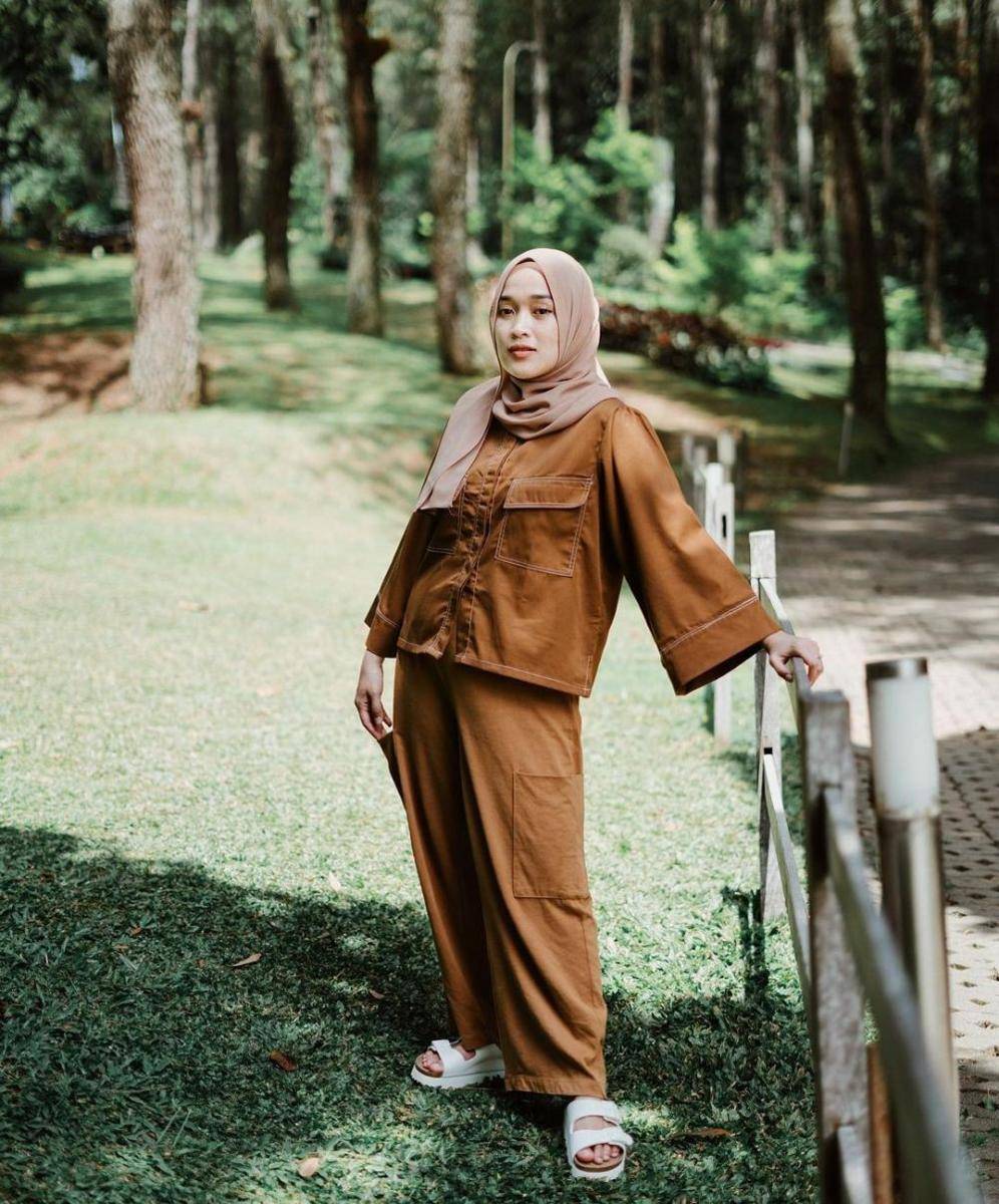 OOTD hijab bernuansa warna cokelat ala Ririe Fairus (instagram.com/ririe_fairus)