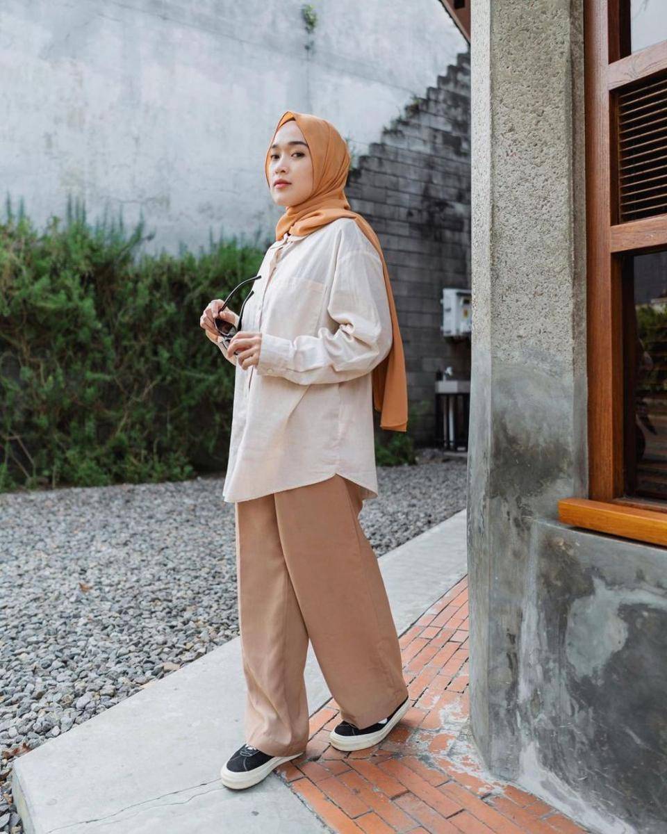 OOTD hijab bernuansa warna cokelat ala Ririe Fairus (instagram.com/ririe_fairus)