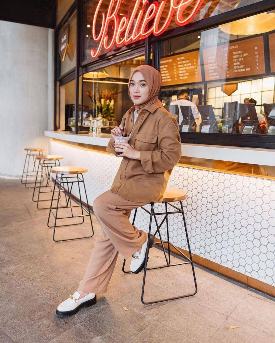 OOTD hijab bernuansa warna cokelat ala Ririe Fairus (instagram.com/ririe_fairus)