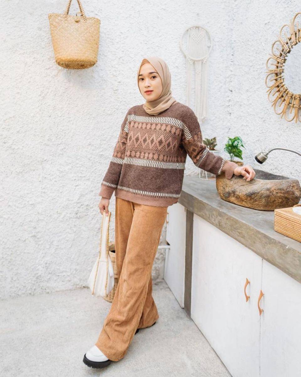 OOTD hijab bernuansa warna cokelat ala Ririe Fairus (instagram.com/ririe_fairus)