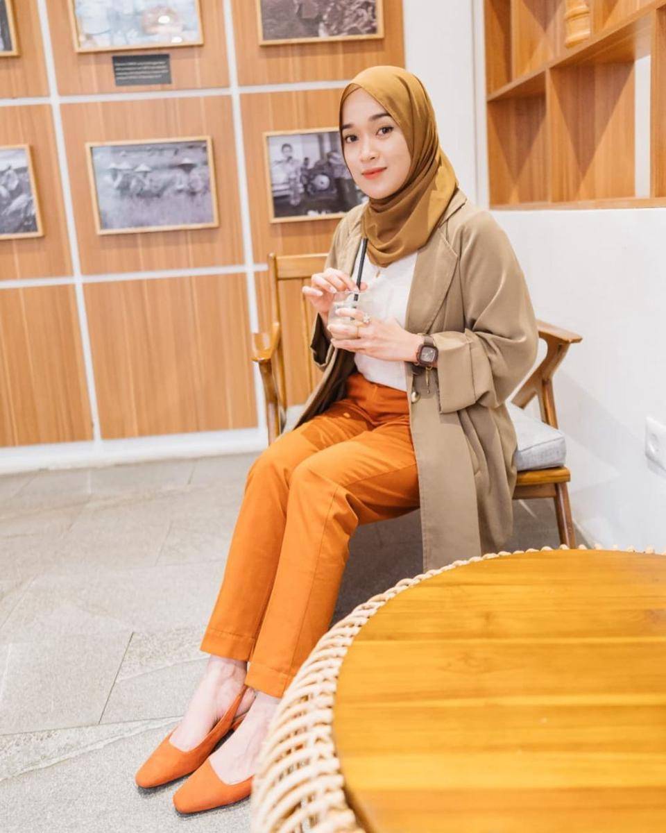 OOTD hijab bernuansa warna cokelat ala Ririe Fairus (instagram.com/ririe_fairus)