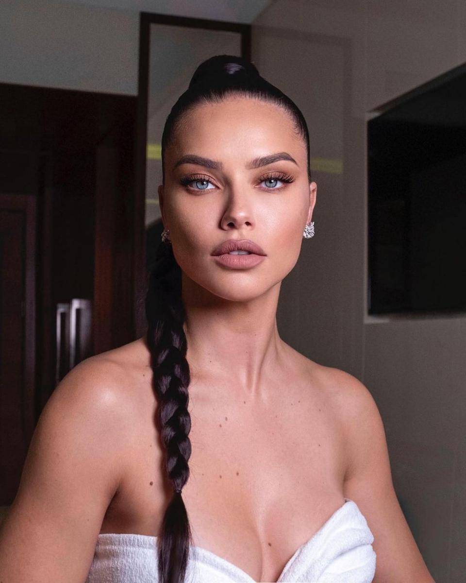 Adriana Lima (instagram.com/adrianalima)