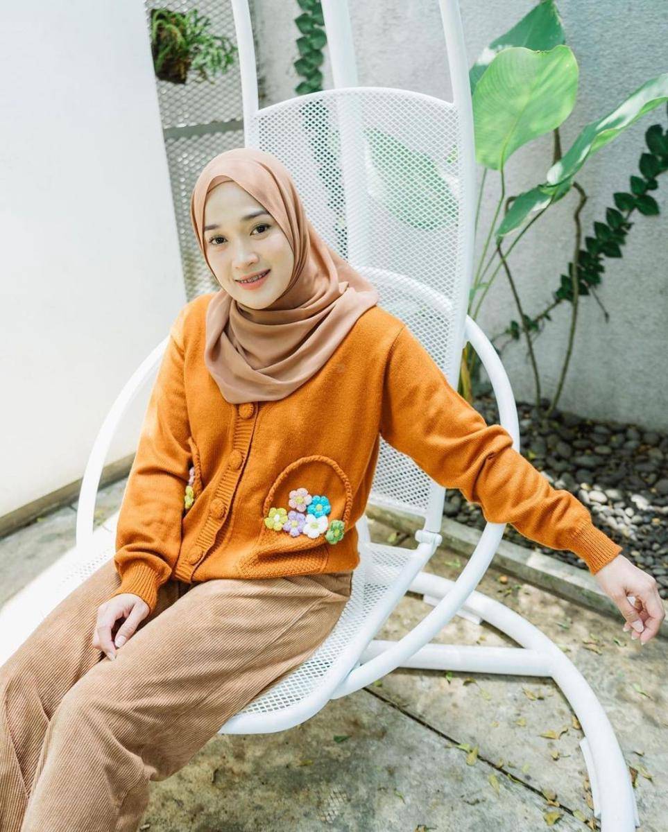 OOTD hijab bernuansa warna cokelat ala Ririe Fairus (instagram.com/ririe_fairus)