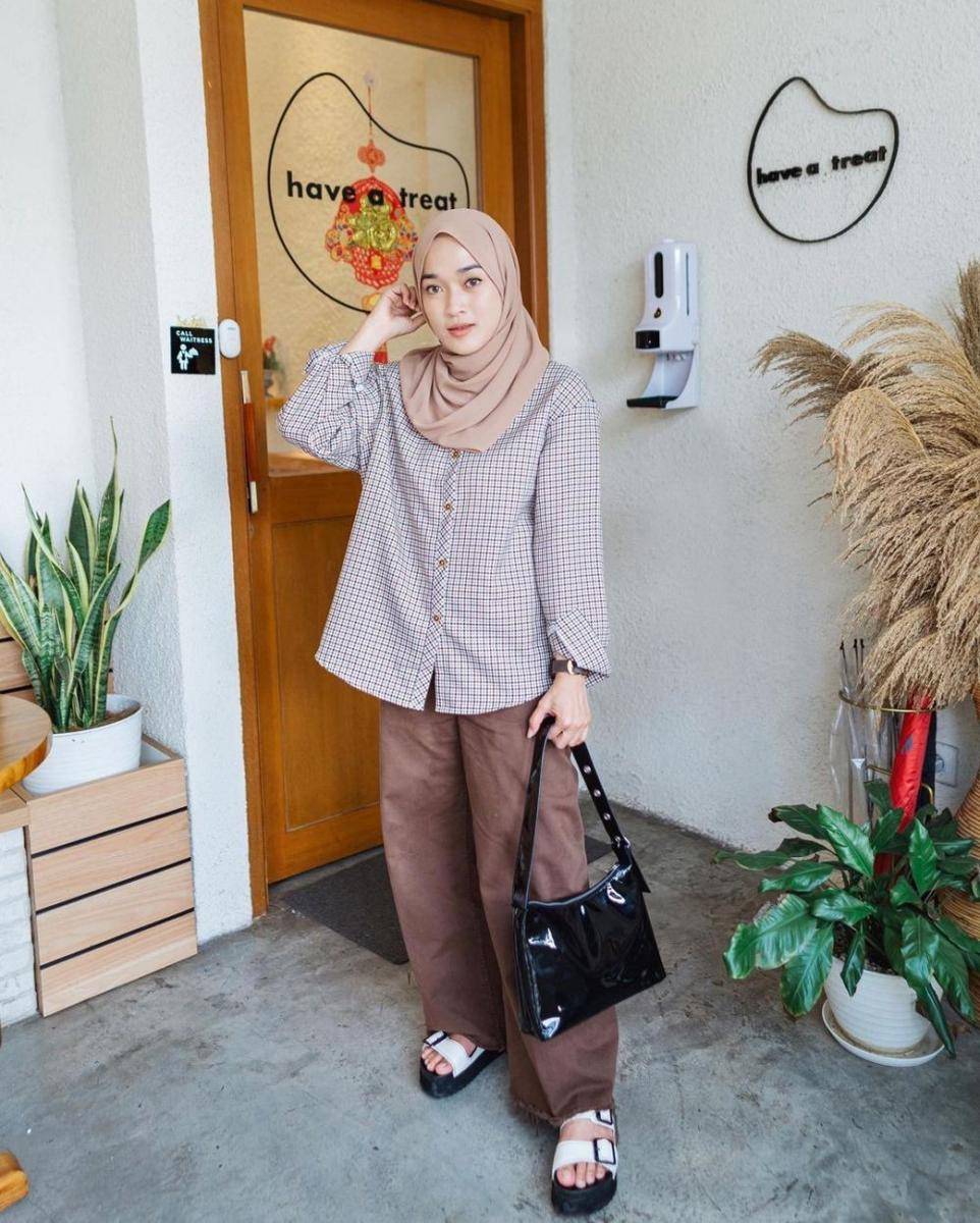 OOTD hijab bernuansa warna cokelat ala Ririe Fairus (instagram.com/ririe_fairus)