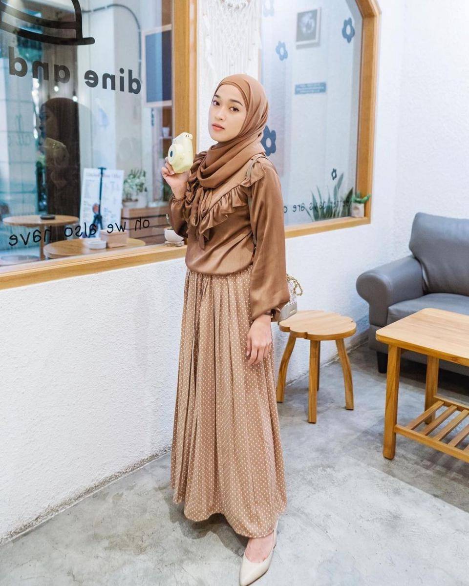 OOTD hijab bernuansa warna cokelat ala Ririe Fairus (instagram.com/ririe_fairus)