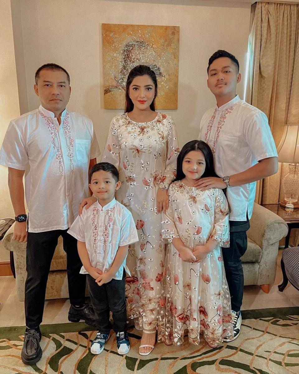 Dress brokat untuk seragam. (instagram.com/ashanty_ash)