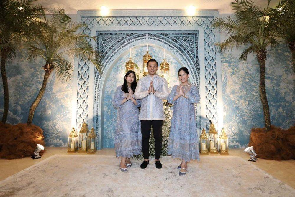 Dress brokat untuk seragam. (instagram.com/agusyudhoyono)