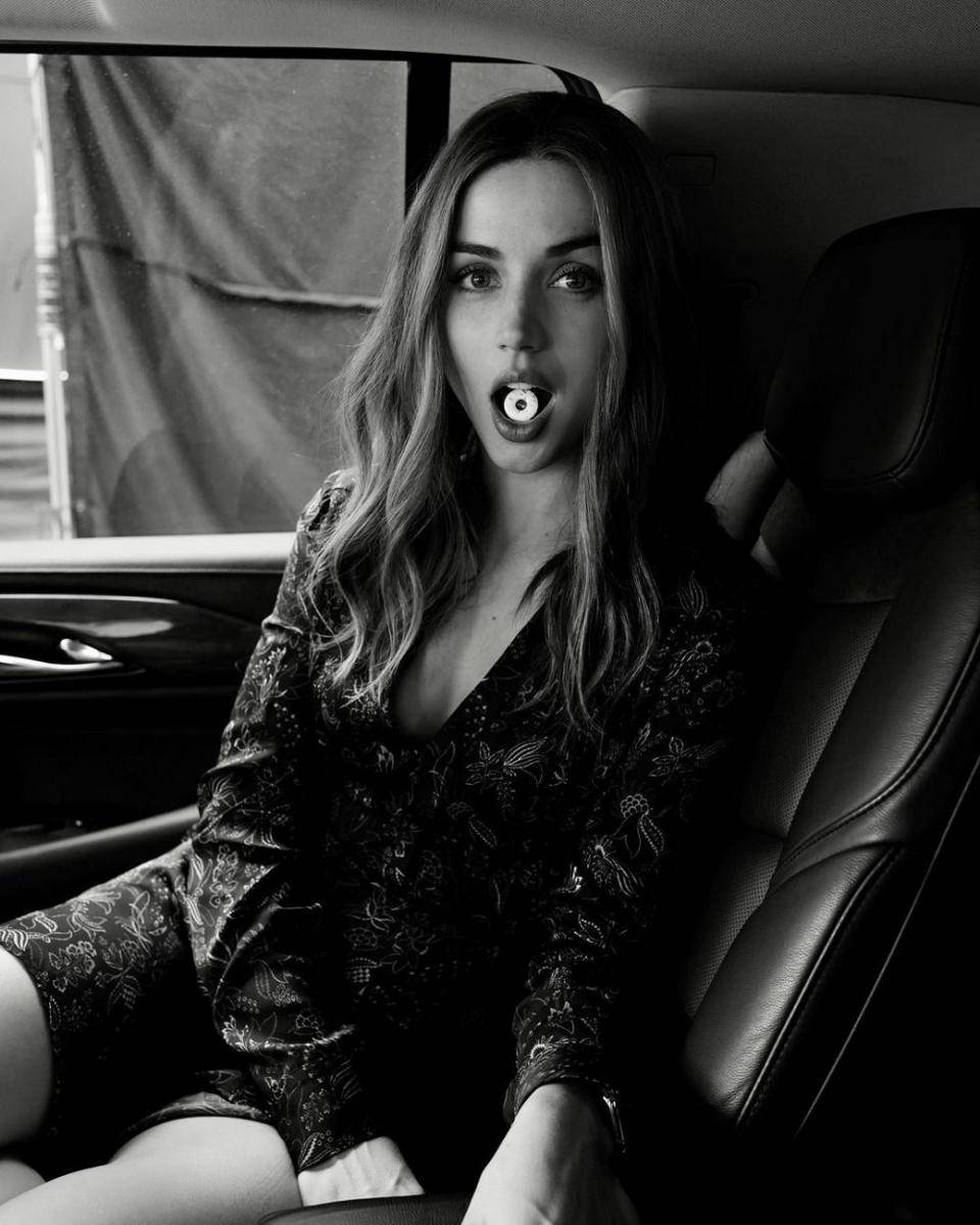 Ana de Armas di film Ghosted (instagam.com/ana_d_armas)