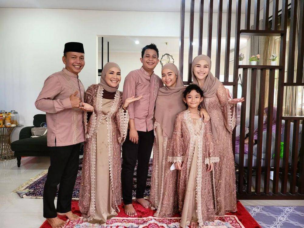 Dress brokat untuk seragam. (instagram.com/ayutingting92)