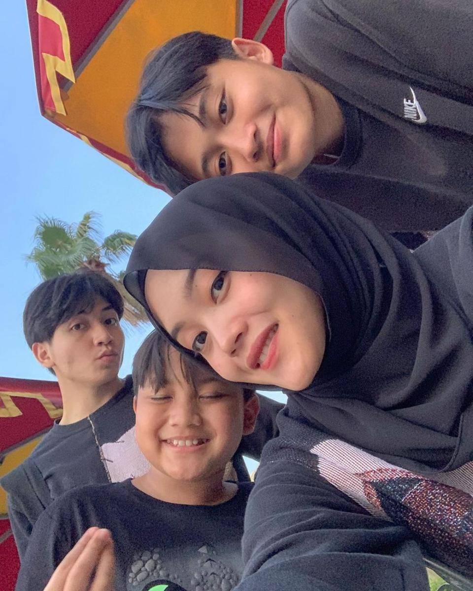 Putri Delina dan saudara (instagram.com/putridelinaa)