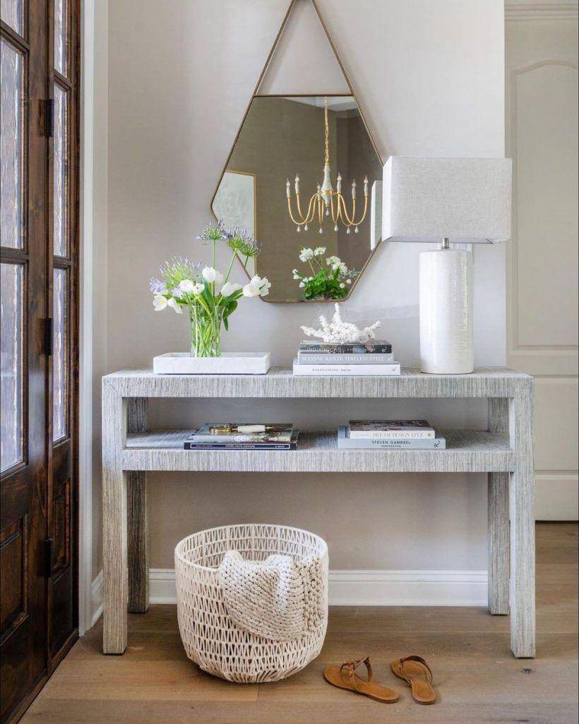 nautical entryway (instagram.com/nestingplaceinteriors)