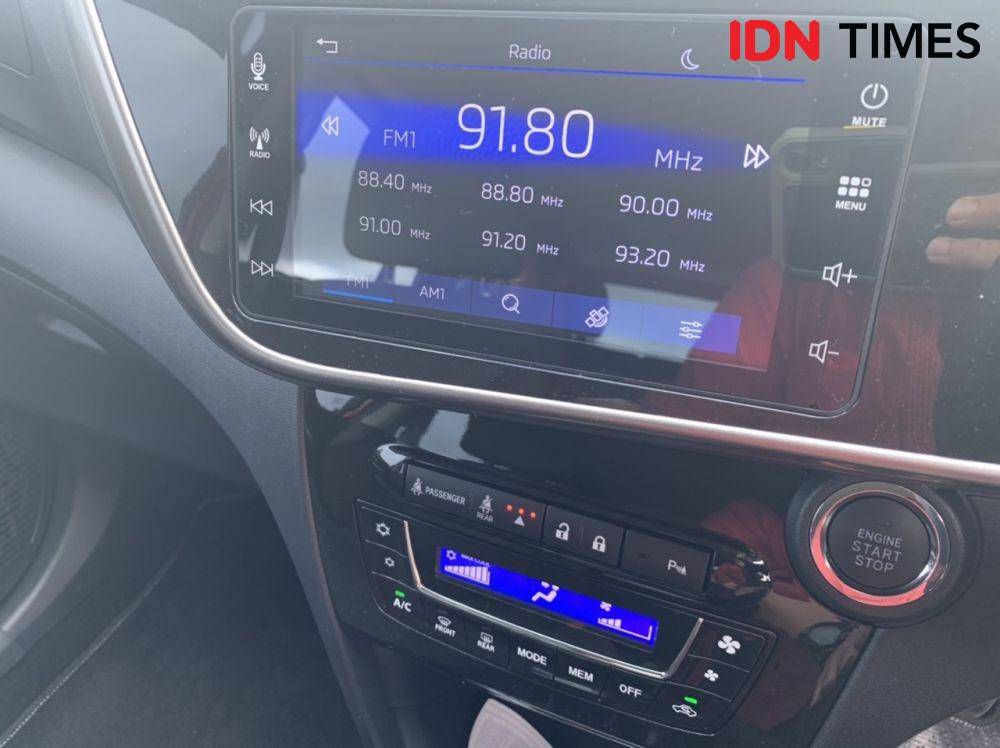 Layar infotainment dan AC digital New Sirion (IDN Times/Fadhliansyah)